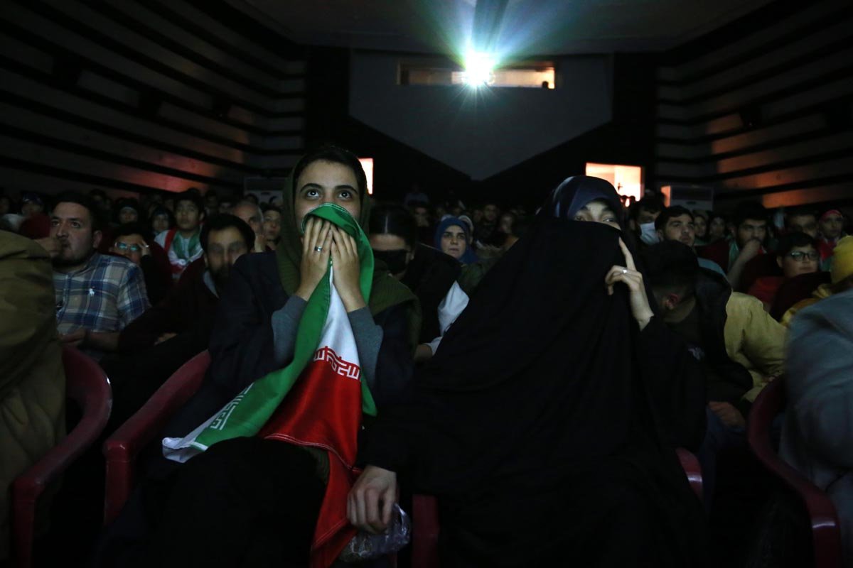 Болельщики в Тегеране смотрят матч между сборной Ирана и США. Фото: Zuma \ TASS