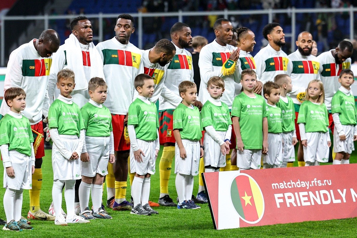 Игроки сборной Камеруна перед началом матча. Фото: Сергей Савостьянов / ТАСС