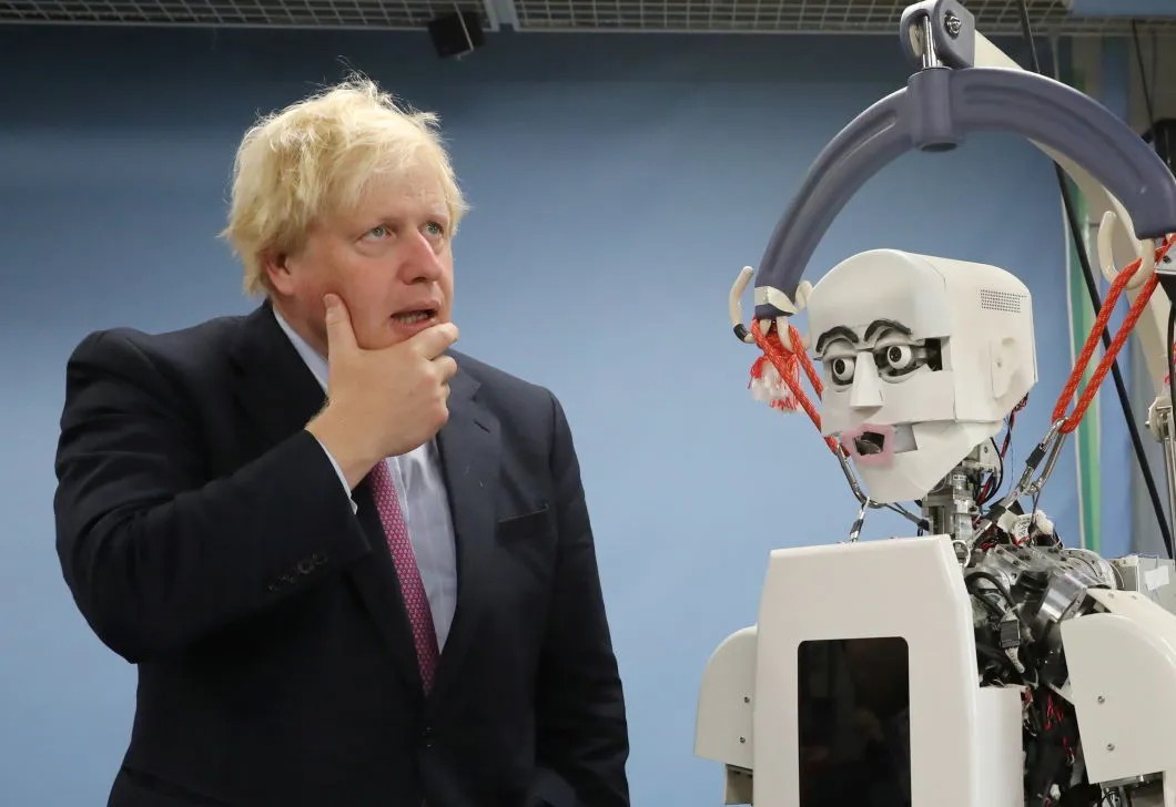 Премьер Британии Борис Джонсон и андроид на технологической выставке. Фото: Reuters