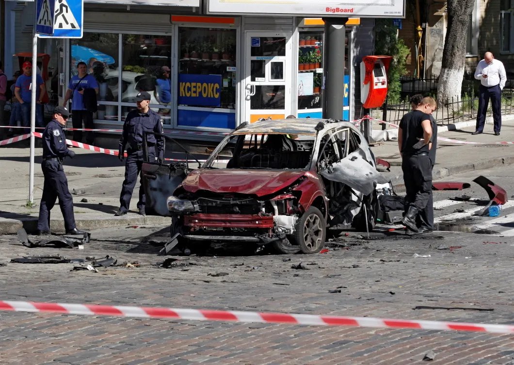 Автомобиль после взрыва бомбы. За рулем был журналист Павел Шеремет. Фото: Getty