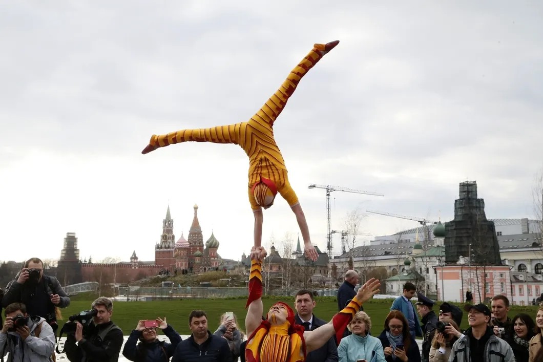 Выступление Cirque du Soleil. Фото: EPA