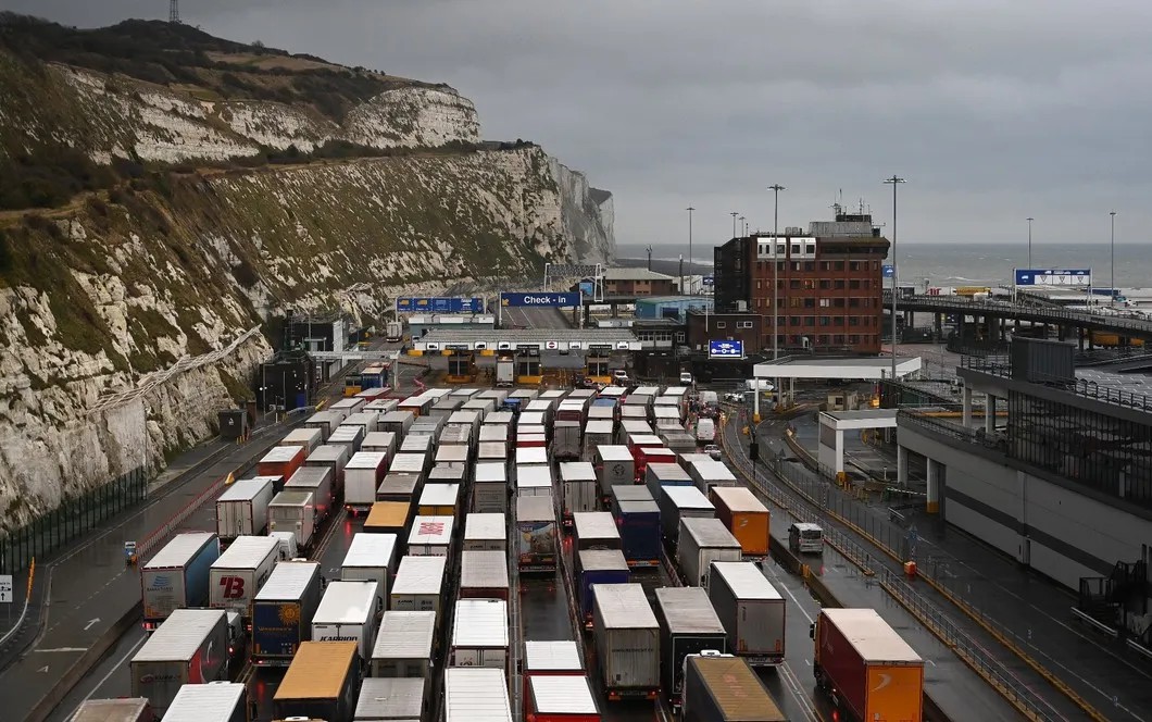 Грузовые автомобили выстраиваются в очередь в порту Дувра, Великобритания. Фото: ЕРА