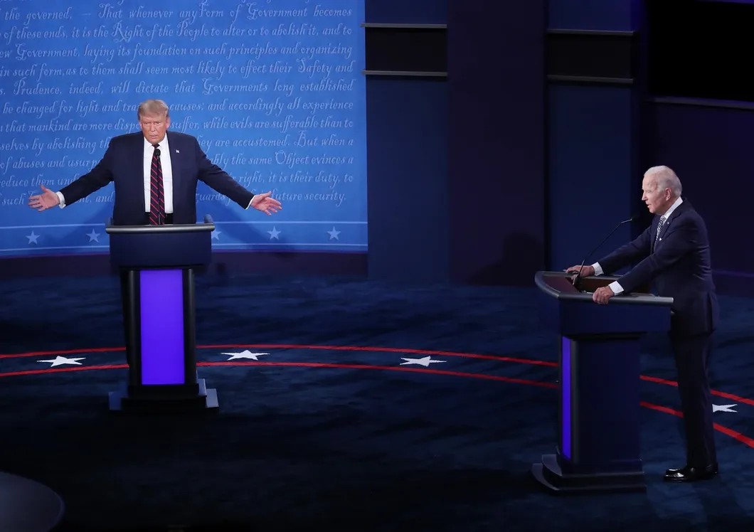 Дональд Трамп и Джо Байден во время дебатов. Фото: EPA