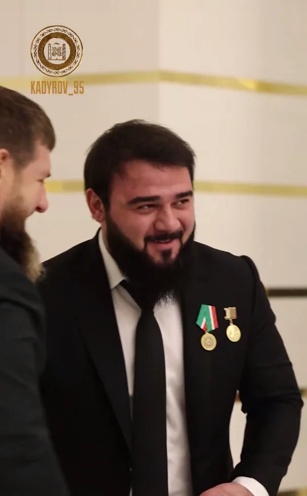 Рамзан Кадыров 25 декабря вручил медаль «За заслуги перед Чеченской Республикой» племяннику Хамзату Кадырову, отчитавшемуся об уничтожении всех беспилотников в небе над Чечней в день крушения рейса AZAL. Скриншот: Кадыров_95