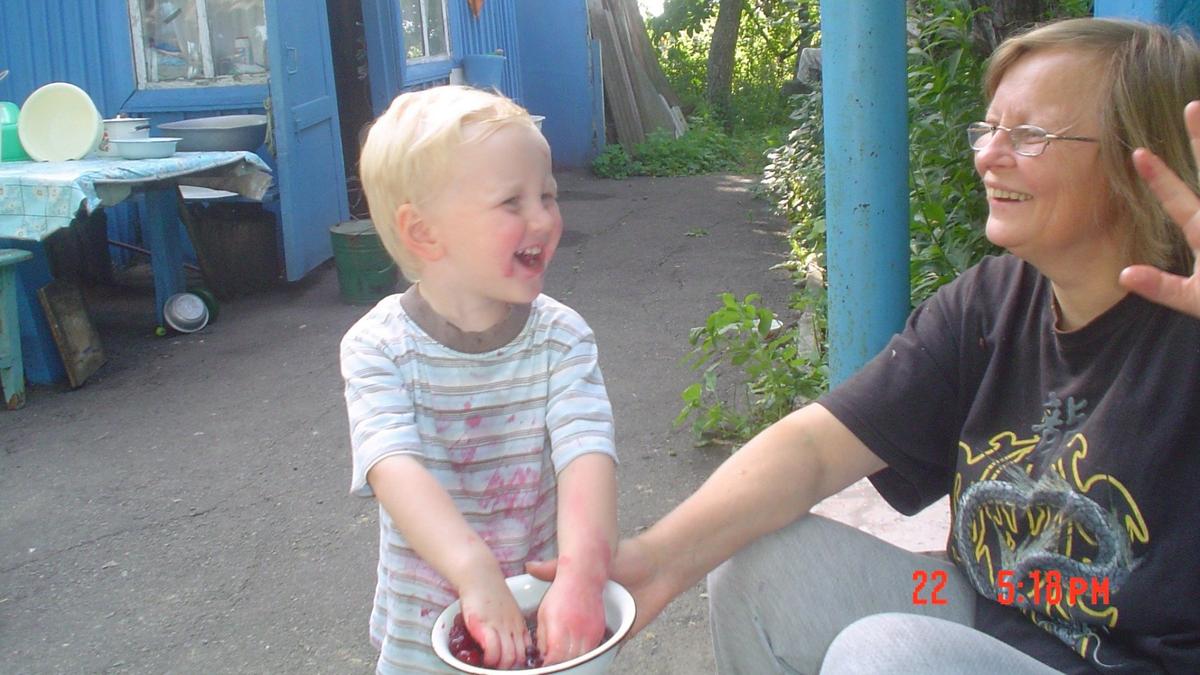Между двух стен, или Почему говорить по международному — это очень дорого