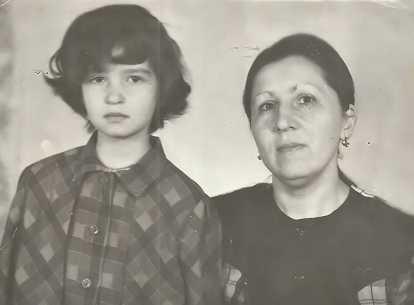 Полина и ее мать Елена. Грозный, 1994 год.