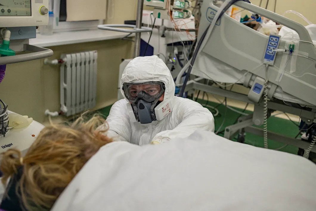 Реаниматолог смотрит на пациентку. Фото: Юрий Козырев / «Новая газета»
