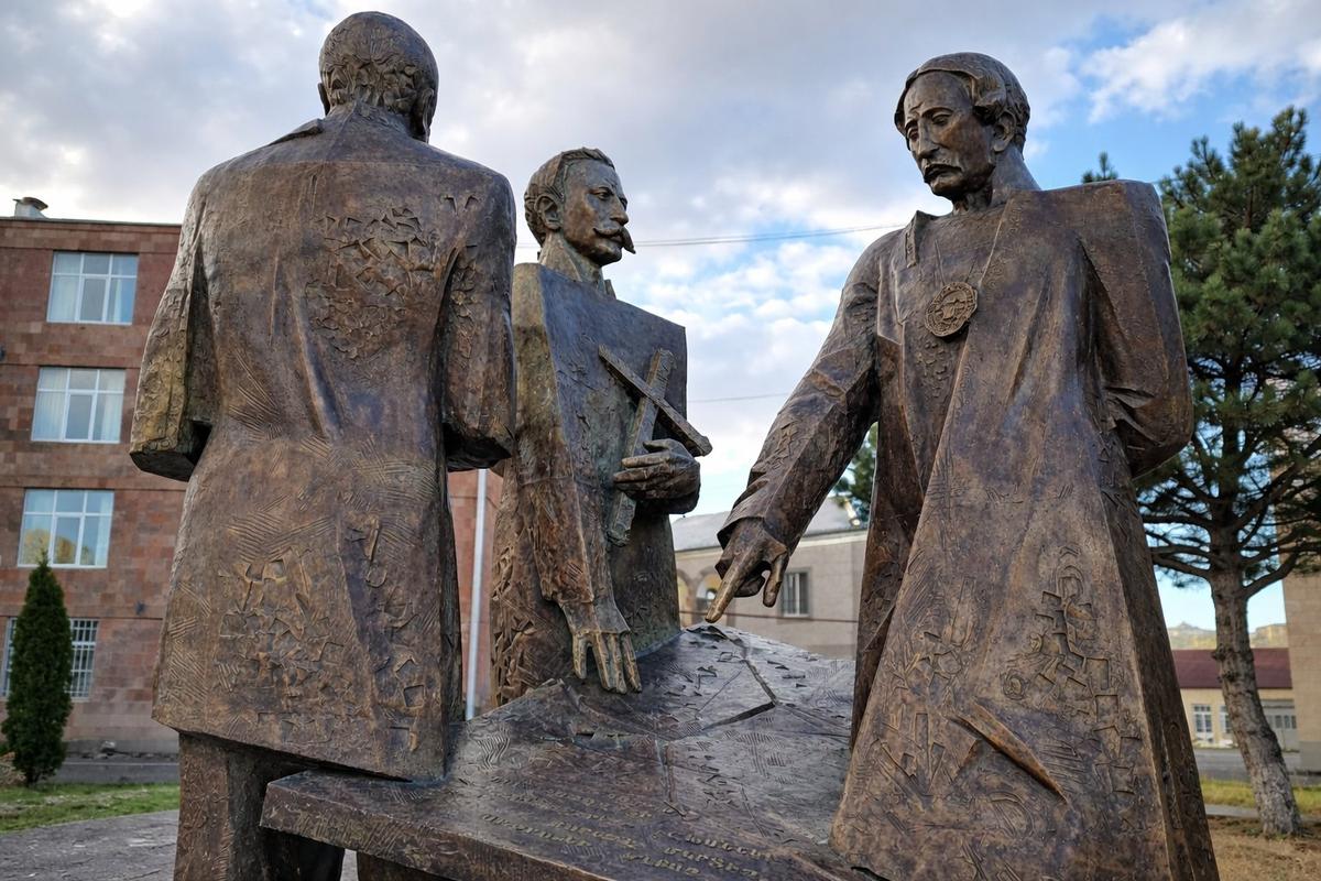 Памятник предкам Ваана Арцруни в городе Гавар. Фото: личный архив