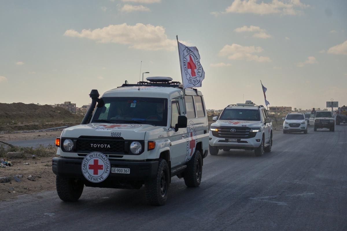 Палестина. Сектор Газа. Хан-Юнис. Конвой с освобожденными израильскими заложниками, удерживаемыми почти два года радикальным движением ХАМАС. Фото: AP / TASS