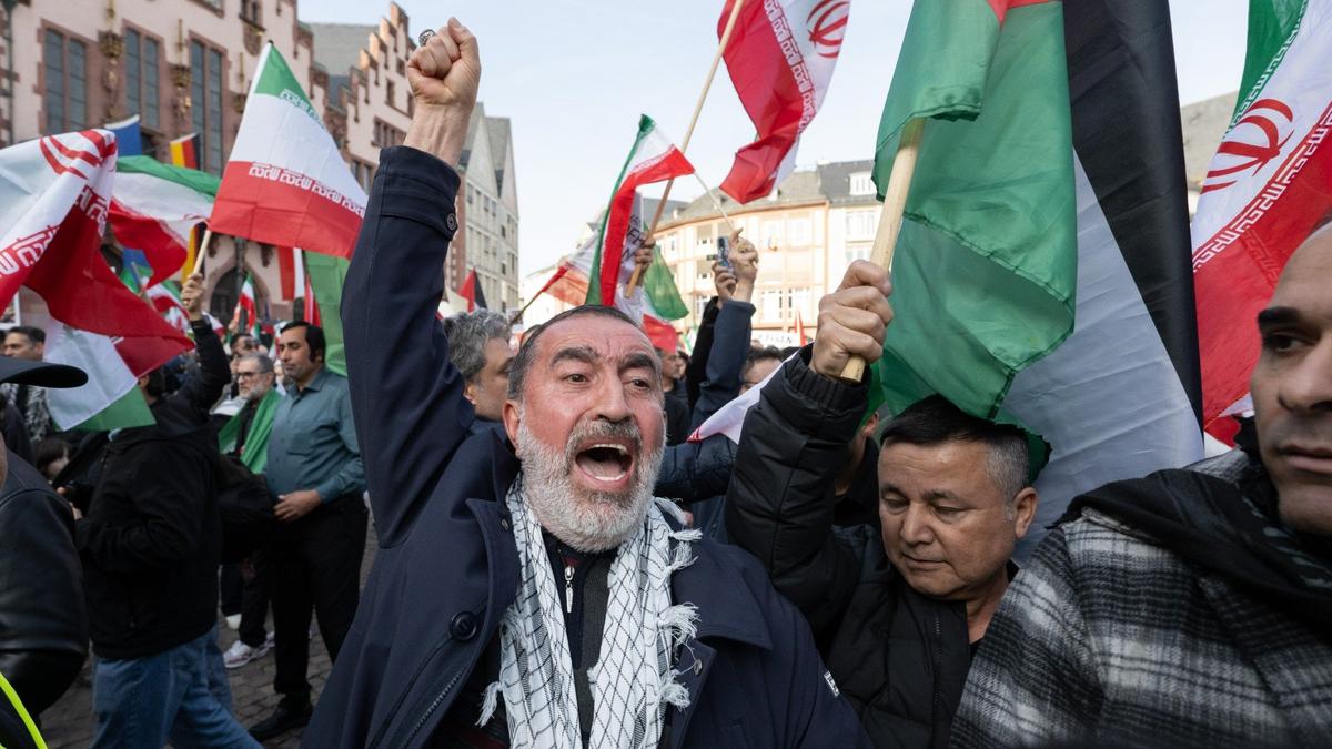 Этот кулак никогда не разожмется