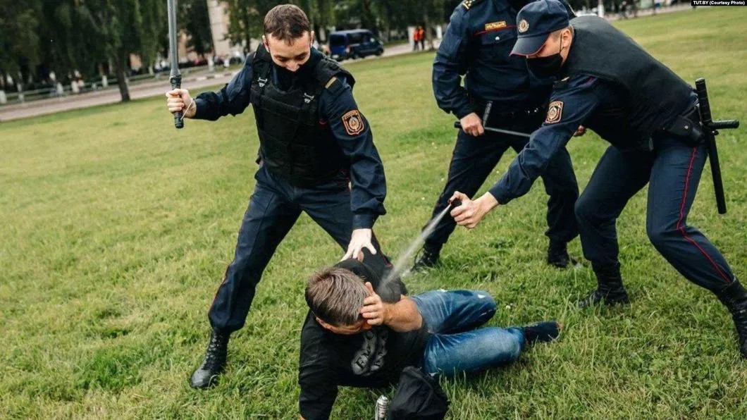 Силовики избивают Виталия Кузнечика на протестах в Витебске 6 сентября. Фото: tut.by