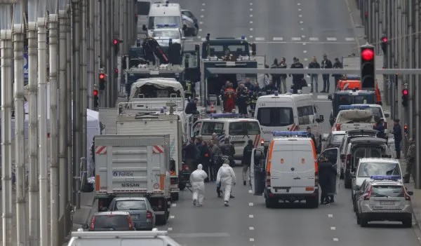 После взрывов по городу можно было передвигаться только пешком. Оцепление в районе метро «Мальбек» Фото: Reuters