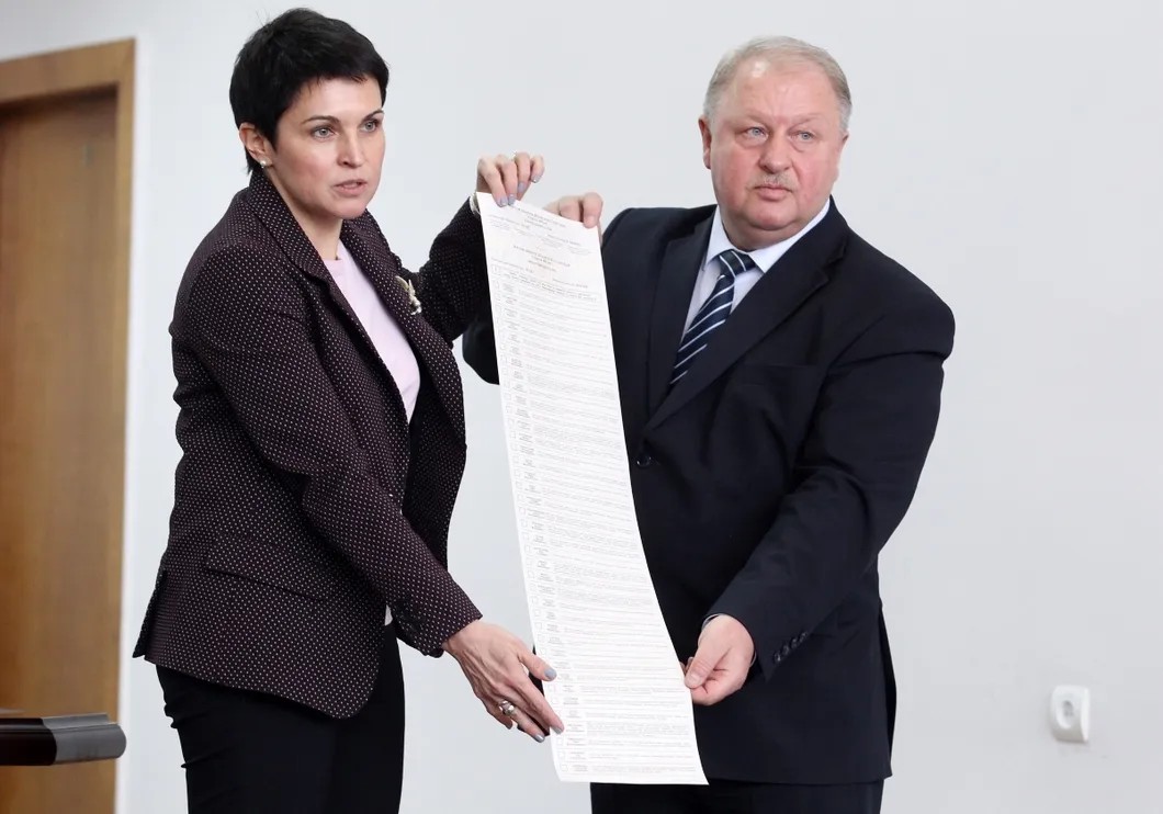 Демонстрация списка кандидатов для голосования на выборах президента Украины. Фото: Serg Glovny / ZUMA / ТАСС