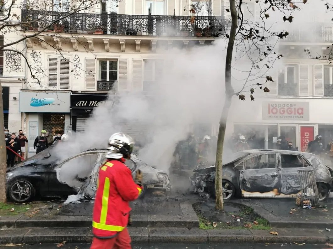Сожженные в ходе протестов автомобили. Париж, 28 ноября. Фото: Юрий Сафронов / «Новая газета»