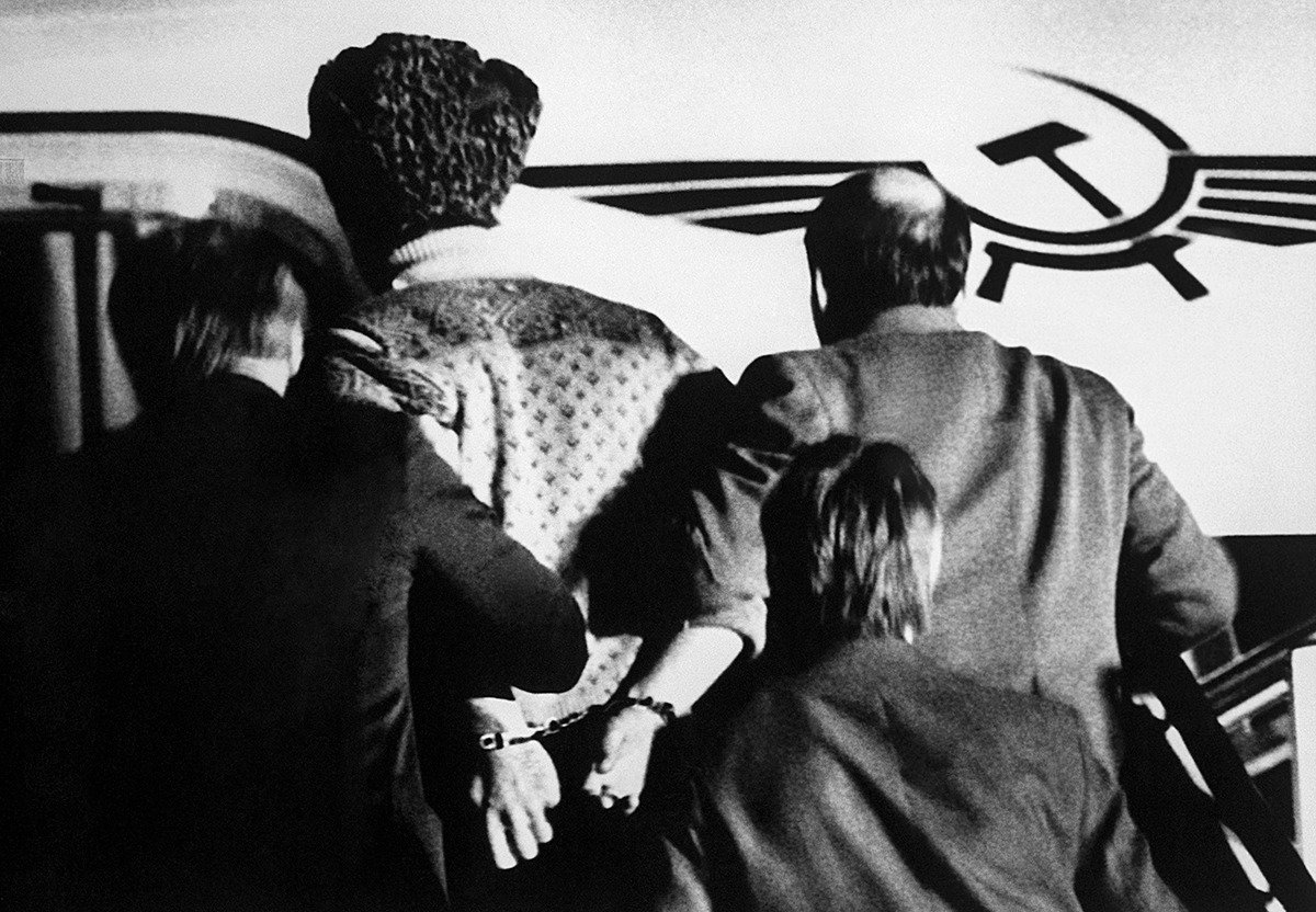 Арестованные угонщики поднимаются на борт советского авиалайнера в Израиле, 1988 год. Фото: ITAR-TASS