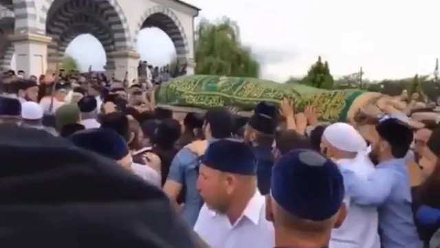 Тело Темирханова под крики «Аллаху акбар!» вносят в мечеть села Гелдаген. Кадр видео / Instagram