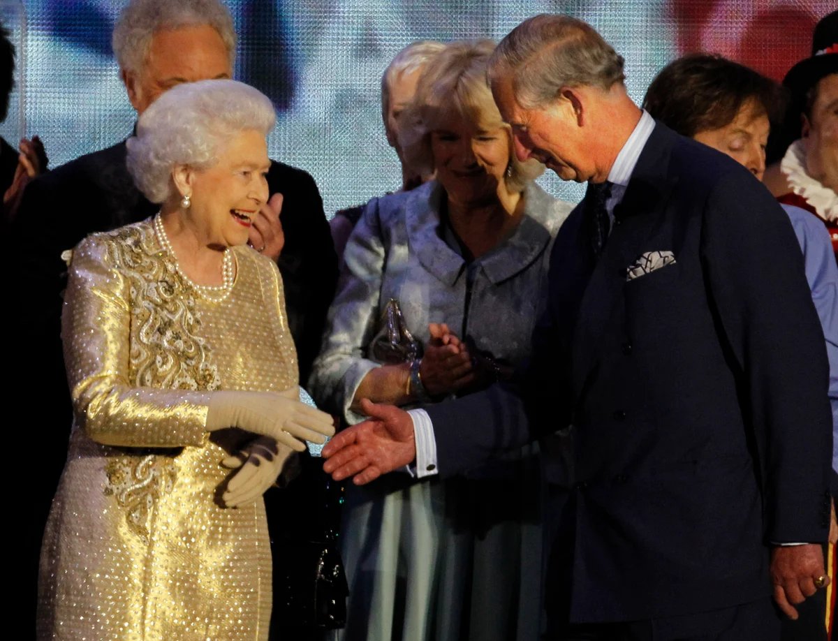 4 июня 2012 года. Королева Елизавета II с принцем Чарльзом. Фото: AP / TASS