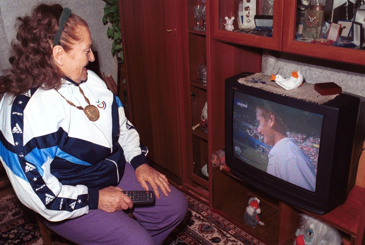 28 сентября 2000 года. Нина Пономарева наблюдает за игрой Евгения Кафельникова на олимпийских играх в Сиднее. Фото: Александра Яковлева / ИТАР-ТАСС