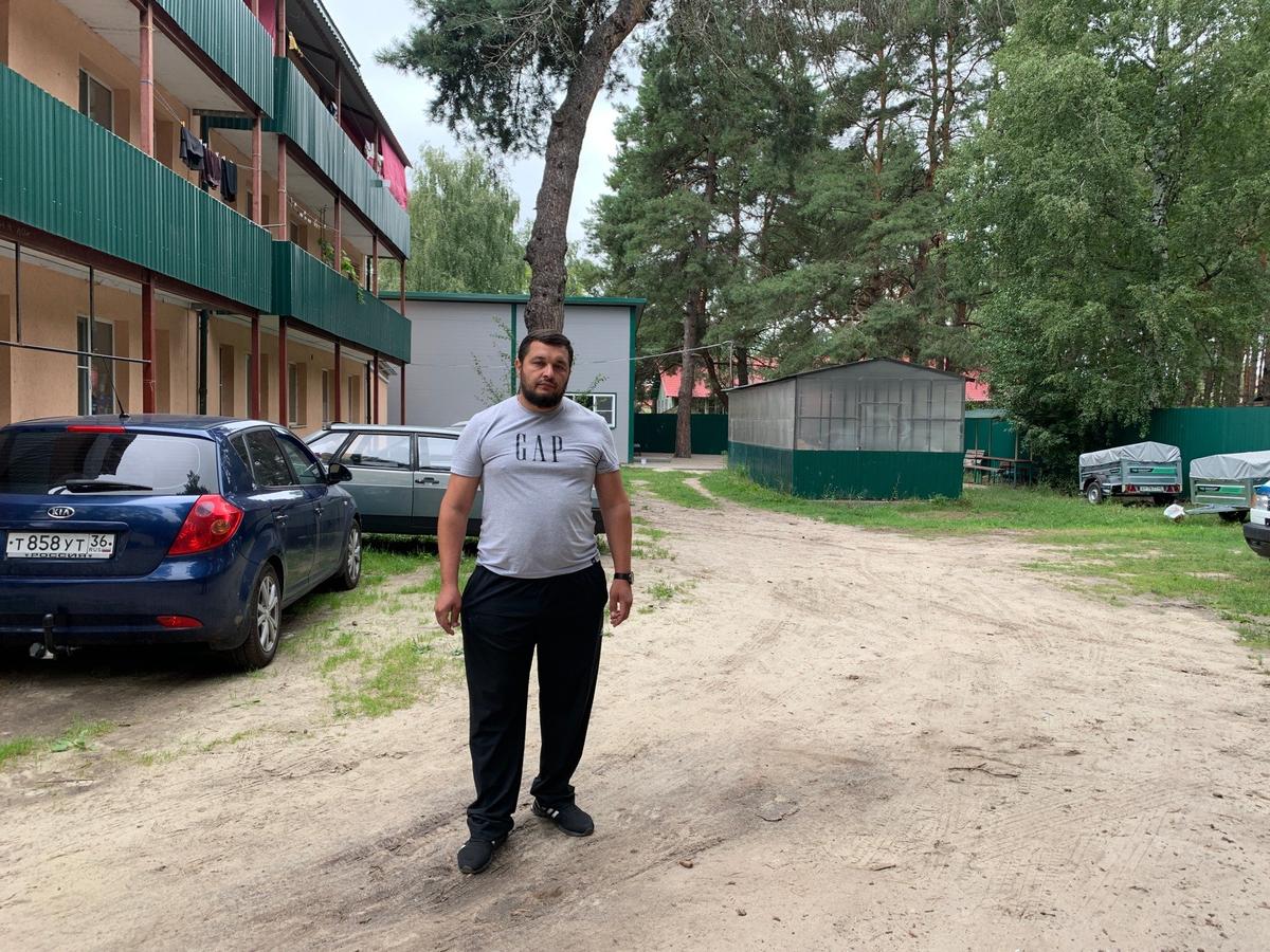 Володя у здания ПВР. Фото: Татьяна Васильчук / «Новая газета»