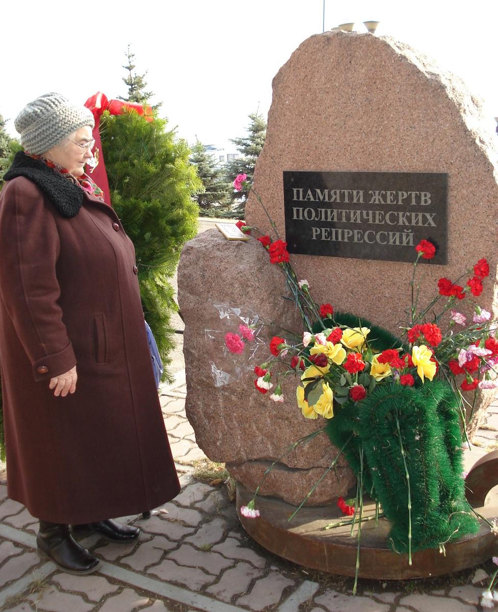 Памятный камень в Красноярске. Фото: Алексей Тарасов / «Новая газета»