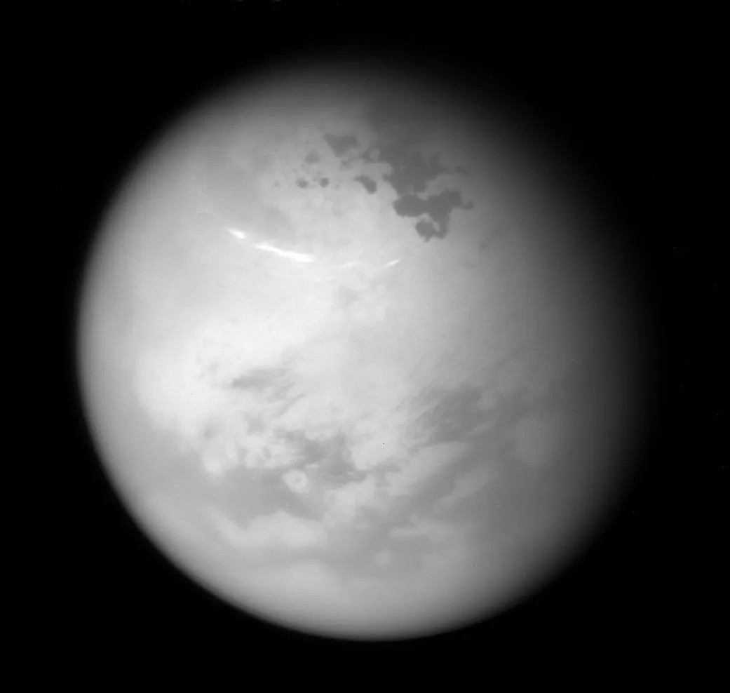Метановые облака над Титаном. Фото: NASA/JPL-Caltech/Space Science Institute