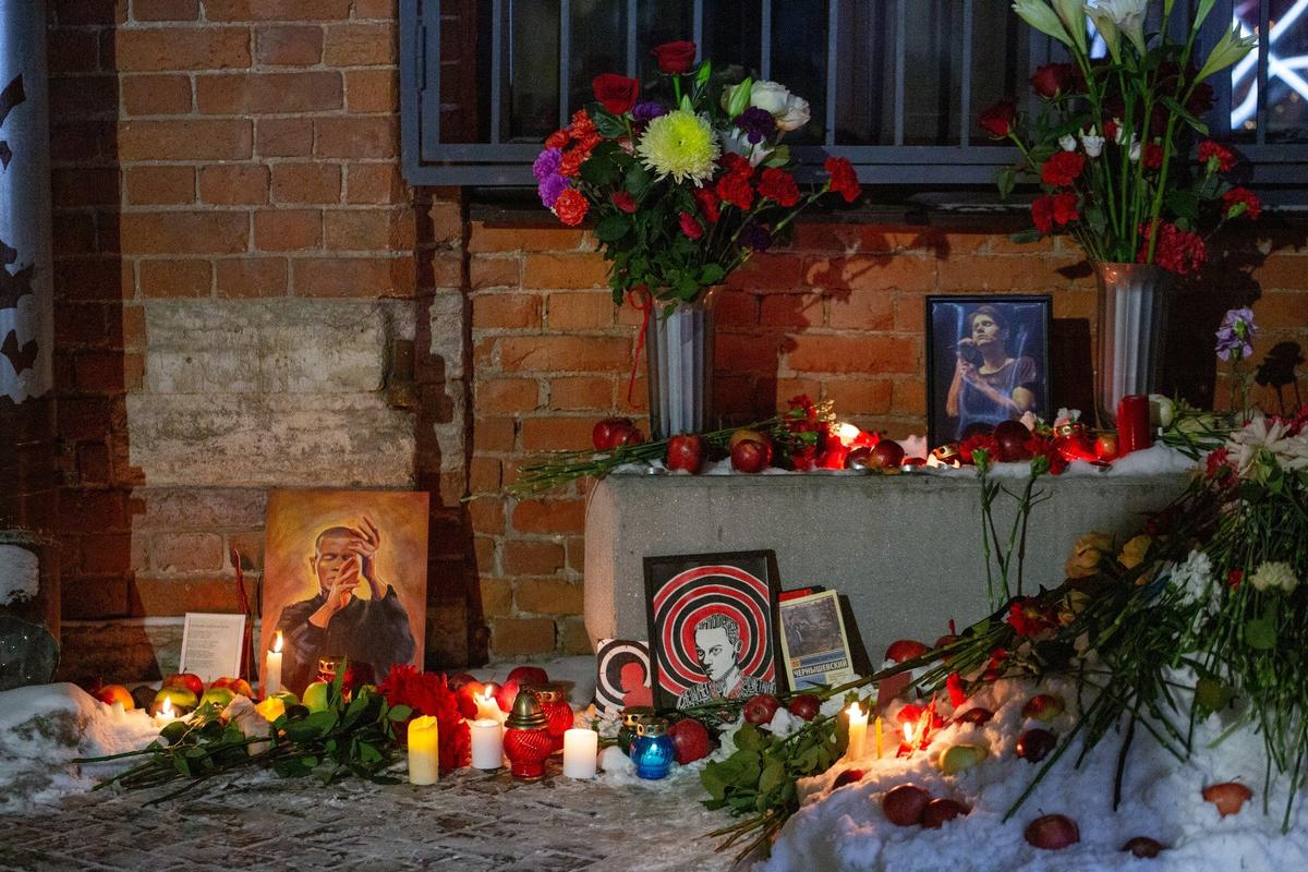 Стихийный мемориал памяти Коли Комягина. Фото: Алексей Душутин / «Новая газета»