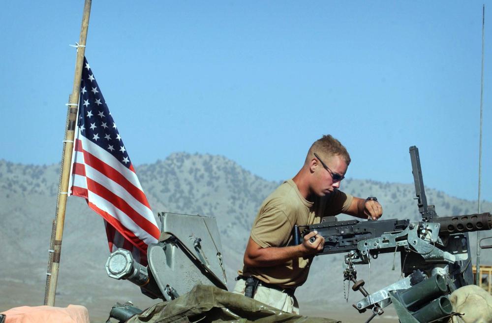 Американский военный на базе США в Афганистане. Сентябрь 2002 года. Фото: Chris Hondros / Getty Images