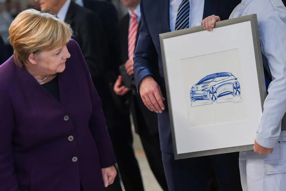 Канцлер Ангела Меркель на выставке электромобилей нового поколения. Фото: EPA