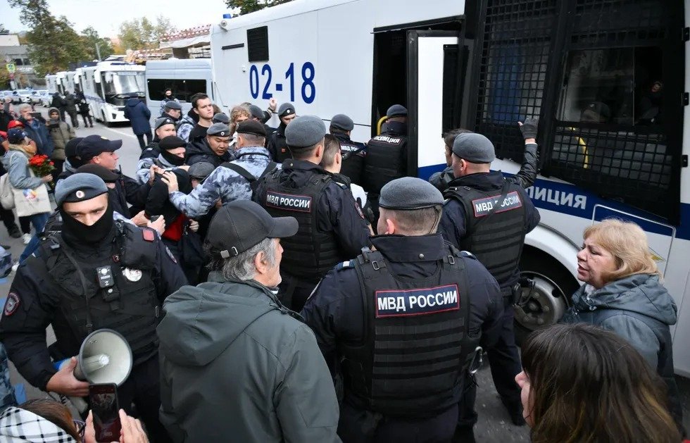 Задержание на митинге 4 октября. Фото: КПРФ