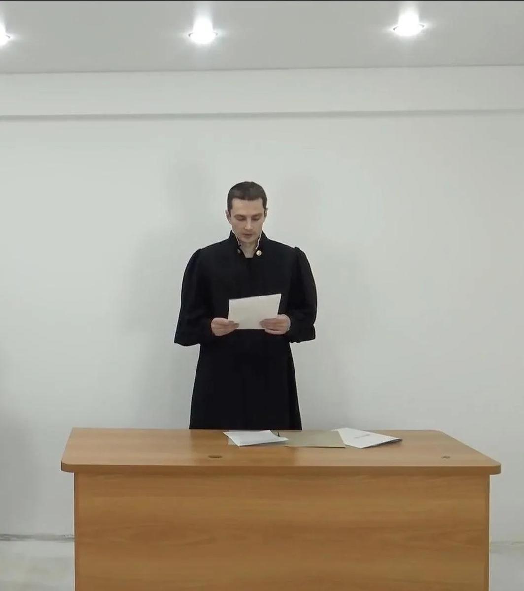 Скриншот из видео Карима Ямадаева в образе судьи Грэмма. YouTube