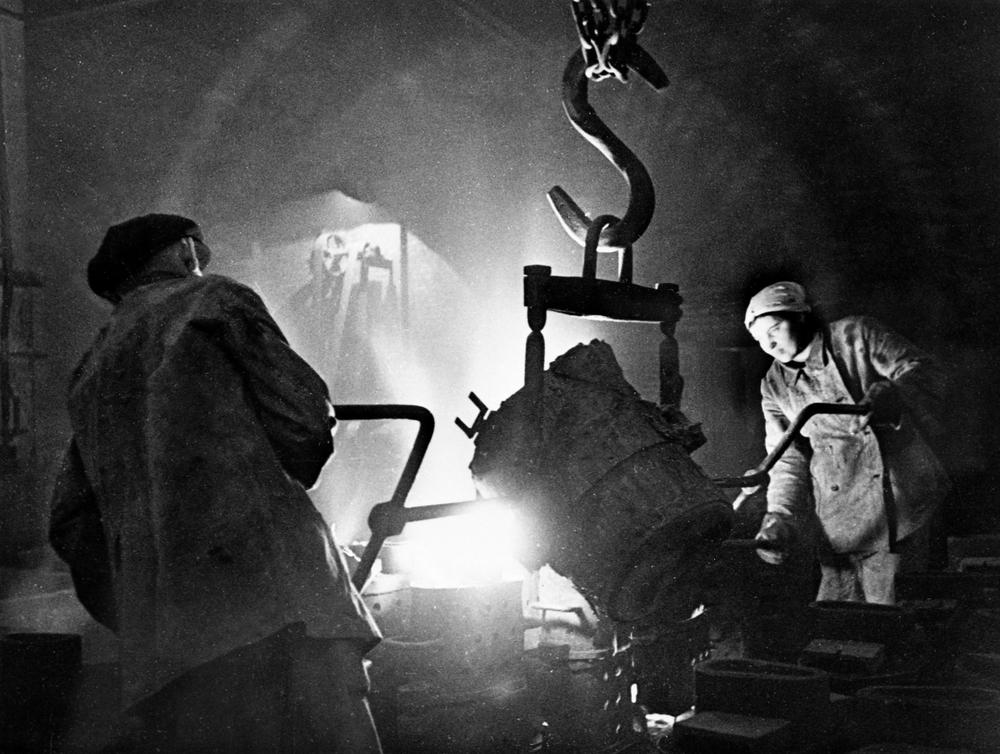 Рабочие заливают формы на одном из заводов осажденного Ленинграда, 1942 год. Фото: РИА Новости