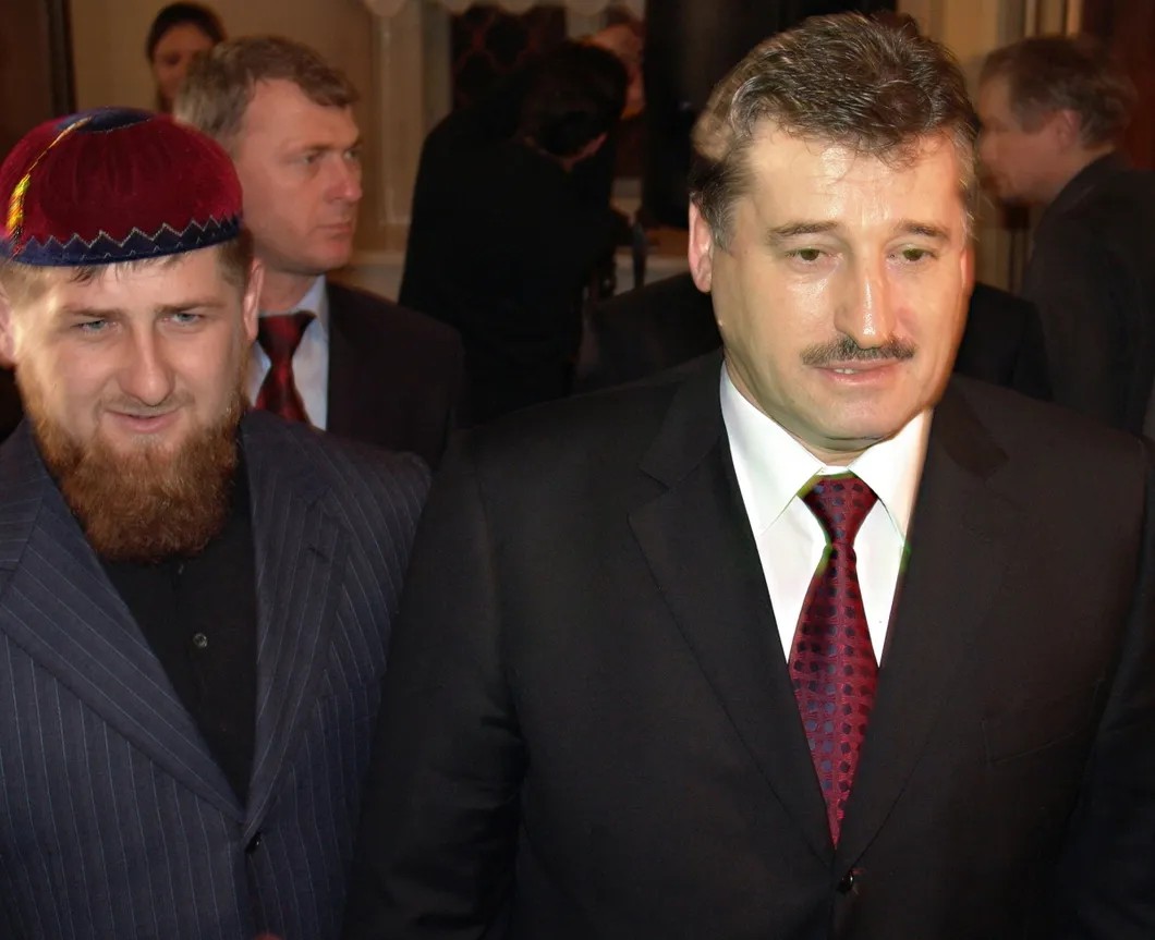 Президент Чечни Алу Алханов и первый вице-премьер Рамзан Кадыров. Февраль 2006 года. Фото: РИА Новости