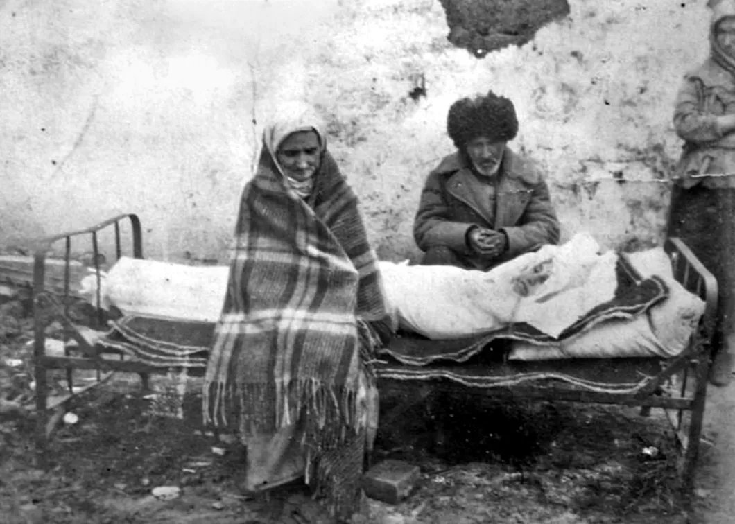 Ингушская семья Газдиевых у тела умершей дочери. Казахстан. Депортация ингушей в 1944 году