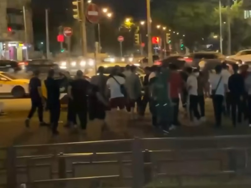 Драка мигрантов возле метро «Кузьминки». Скриншот: YouTube