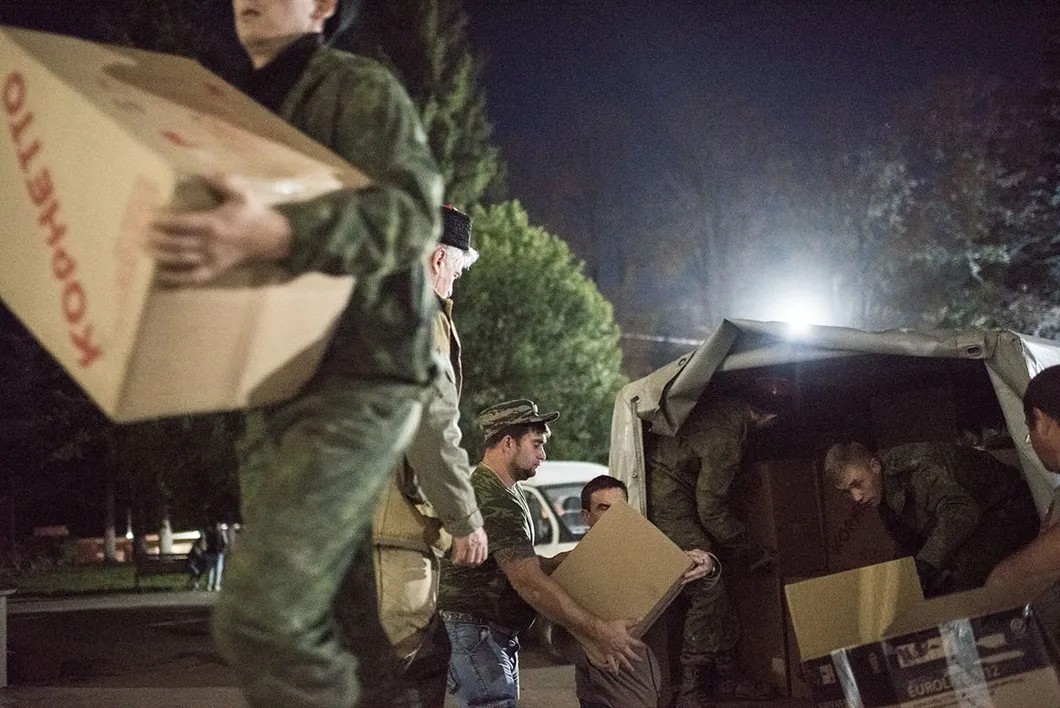 Хадыженск, казаки разгружают гуманитарную помощь. Фото: Алина Десятниченко, специально для «Новой»
