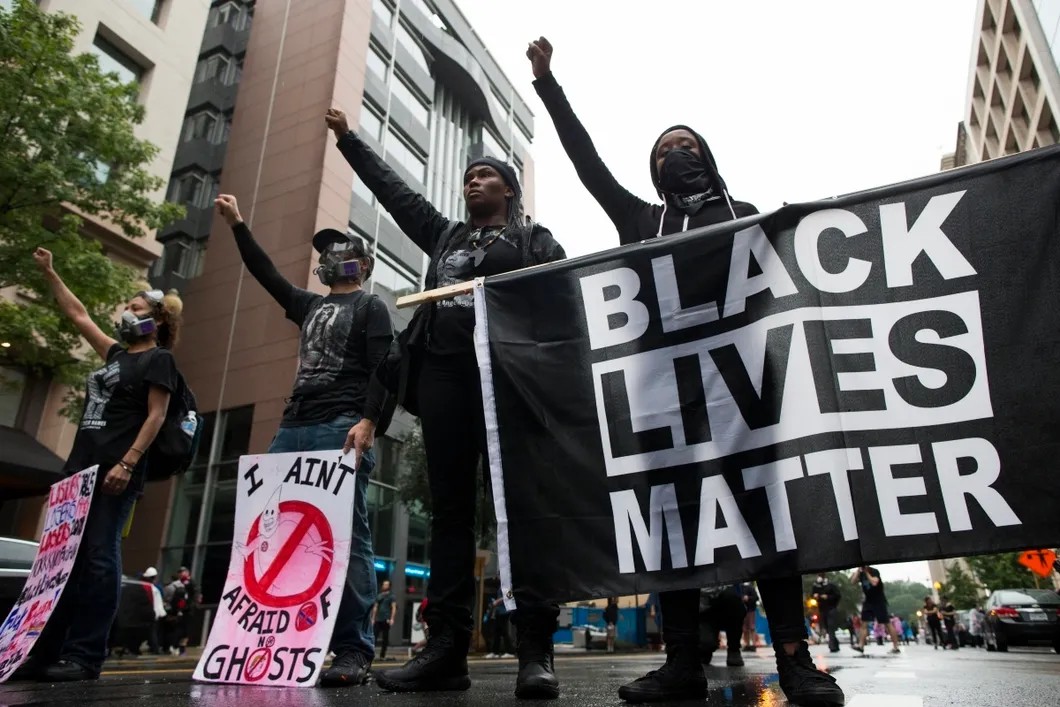Участники движения в защиту прав и свобод афроамериканского населения Америки «Черные жизни имеют значение» в 2018 году. Фото: EPA