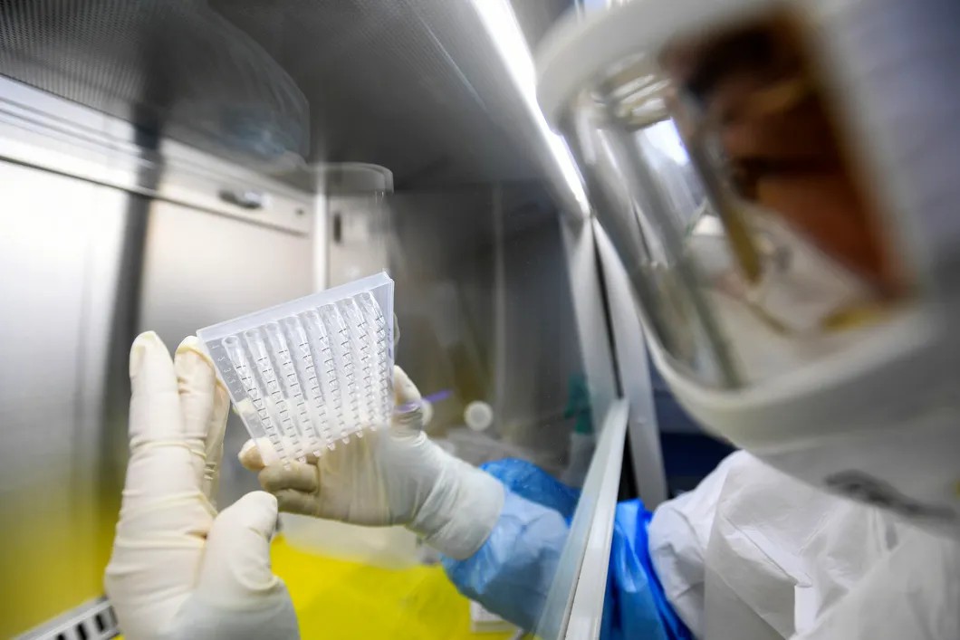 Лабораторное тестирование на нуклеиновую кислоту коронавируса 2019-nCoV в китайском Ухане. Фото: AP / ТАСС