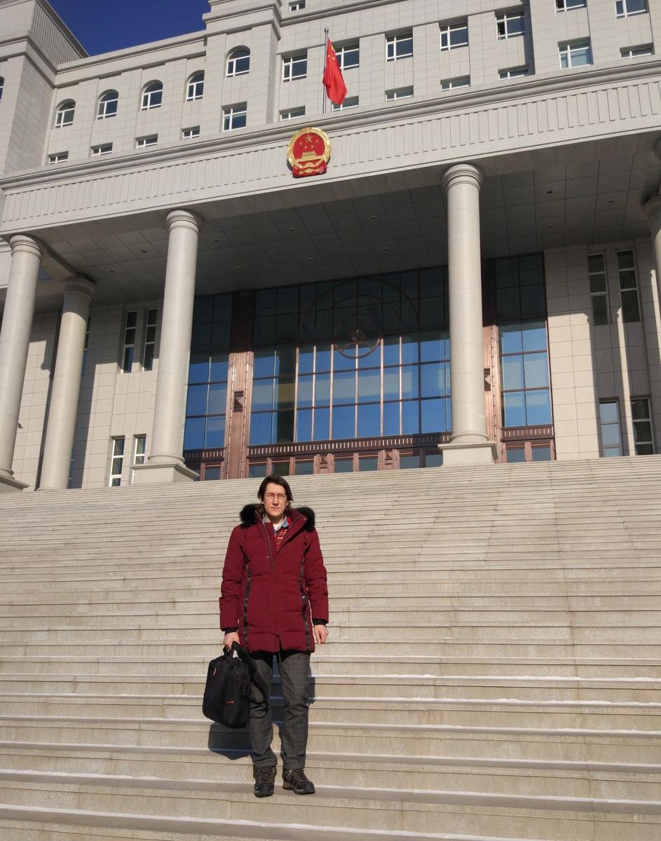 Иван Смолин перед зданием суда. Фото из личного архива