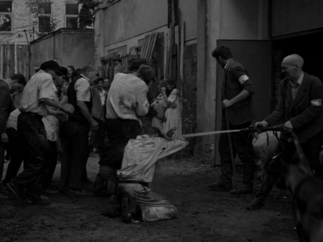 Кадр из фильма «Исаак». Сцена погрома в гараже «Летукис»