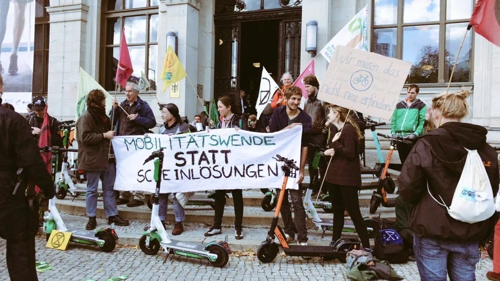 Экоактивисты блокируют проезжую часть в Берлине. Фото: @xrBraunschweig / Twitter