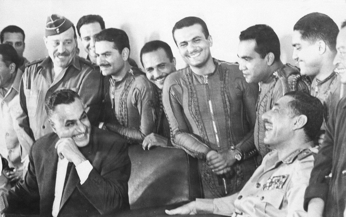 22 мая 1967 года. Гамаль Абдель Насер (слева) Абдель-Хаким Амир (справа) на авиабазе. Фото: ASSOCIATED PRESS / East News