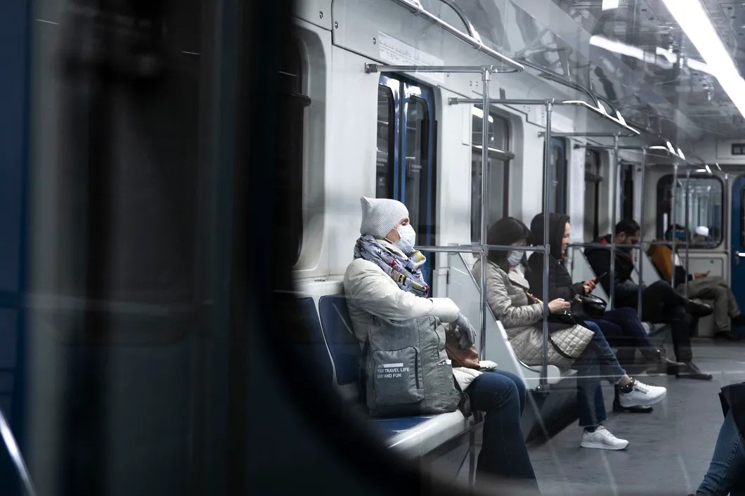 Пассажиропоток метро Москвы упал на 77% в утро первого понедельника самоизоляции. Фото: Влад Докшин / «Новая газета»