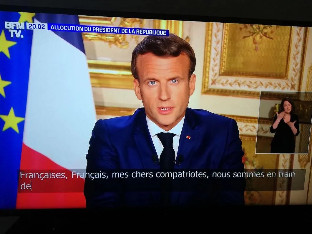 Обращение Макрона к французскому народу. Фото: Юрий Сафронов / «Новая газета»