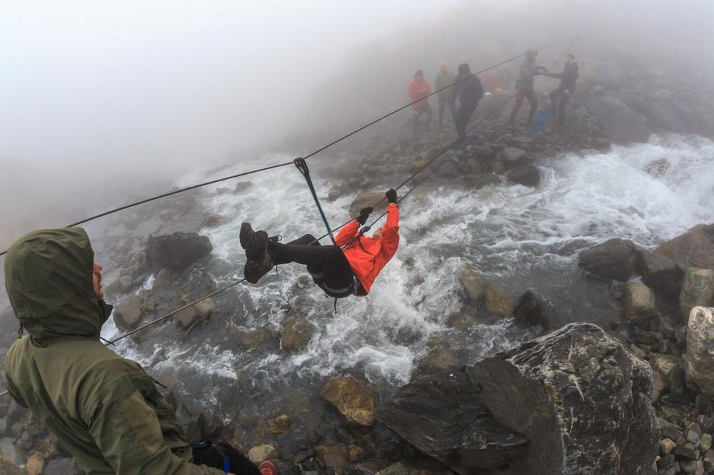 Дима переправляется через горную реку. Фото предоставлено героями публикации
