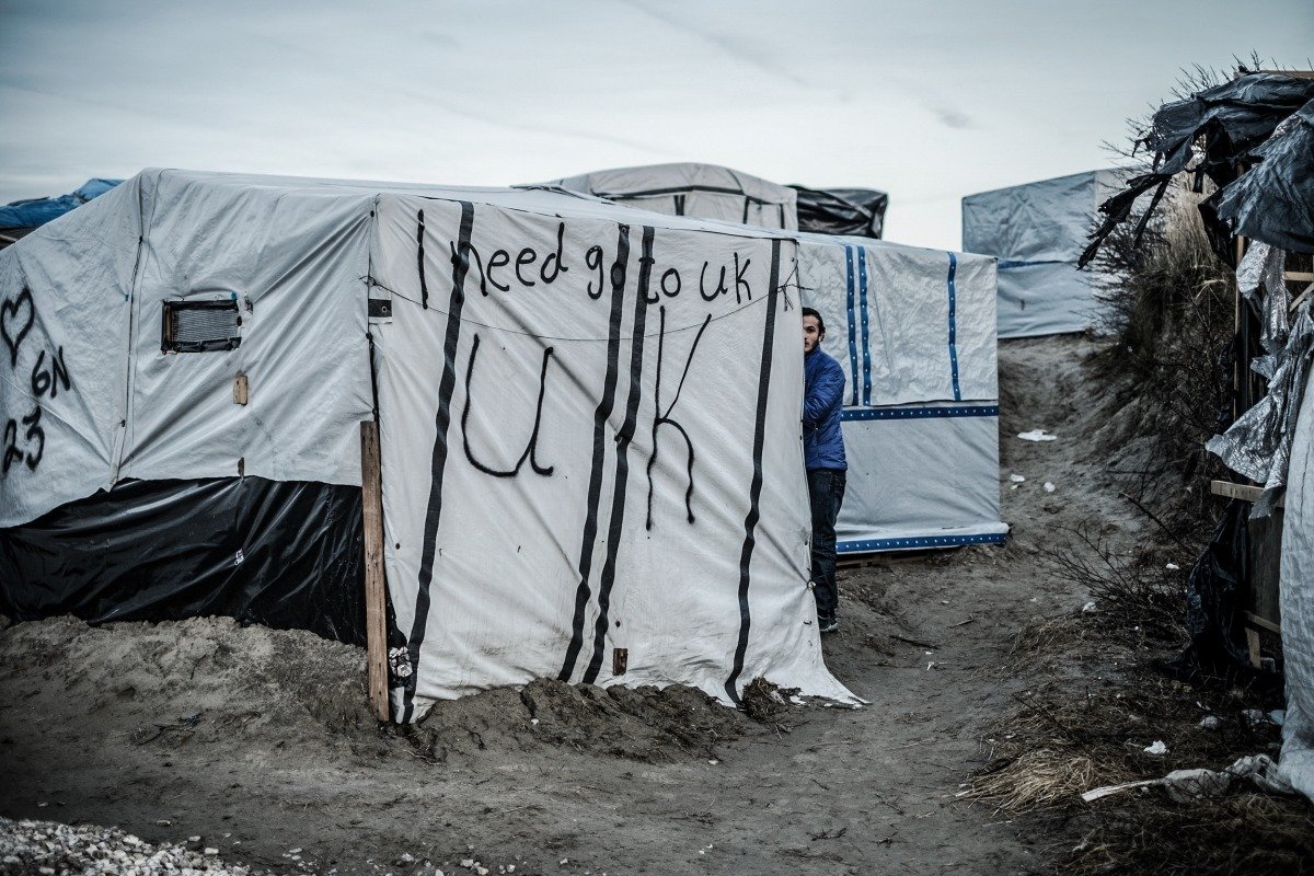 Лагерь нелегальных мигрантов, пытающихся попасть в Великобританию. Фото: Julien Pitinome / Zuma / ТАСС