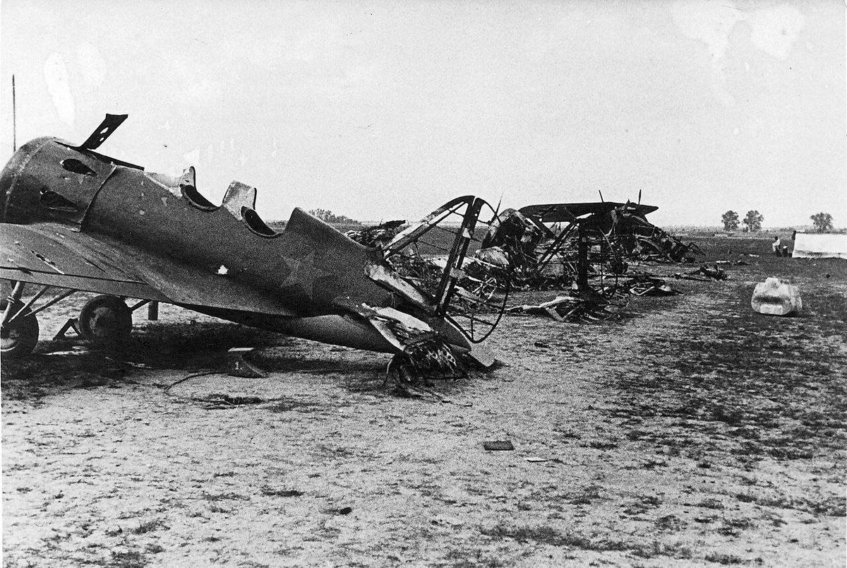 Советские самолёты на аэродроме, лето 1941 г. На переднем плане И-16, два места в кабинете, значит, учебно-тренировочный. Фото: архив