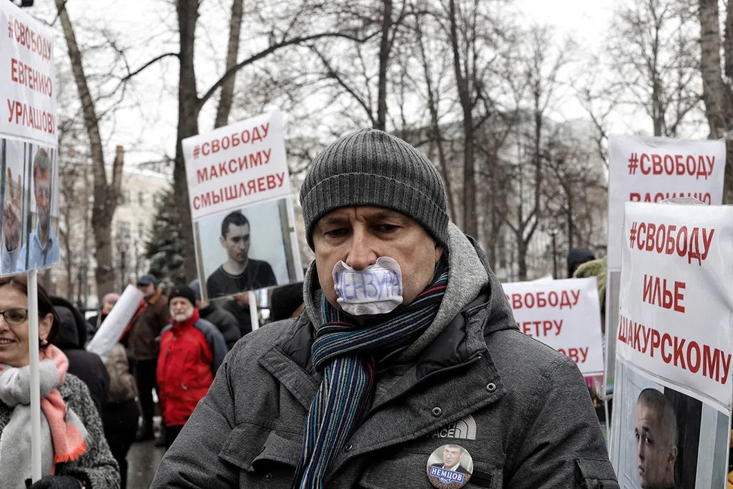 Участник марша, рот которого заклеен словом «цензура». Фото: Влад Докшин / «Новая газета»