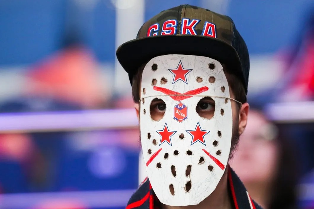 Болельщик ЦСКА на матче 1/4 финала плей-офф Кубка Гагарина. Фото: Сергей Савостьянов / ТАСС