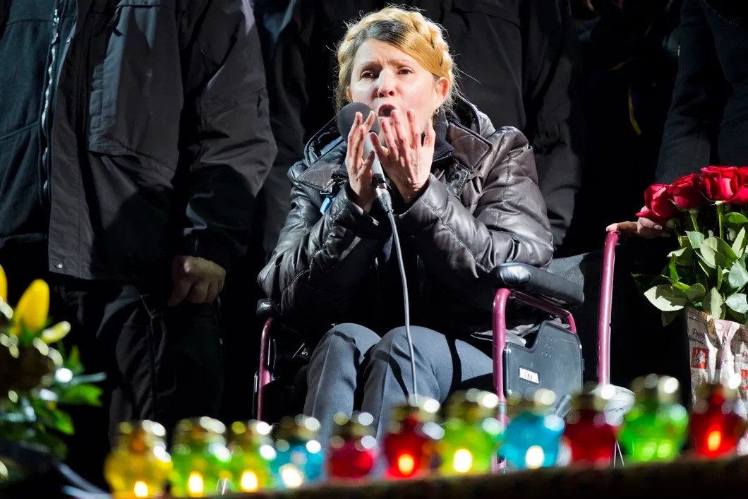 Юлия Тимошенко, освобожденная в тот день из тюрьмы, выступает на Майдане, сидя в инвалидной коляске. 22 февраля 2014 года. Фото: Евгений Фельдман/ «Новая газета»
