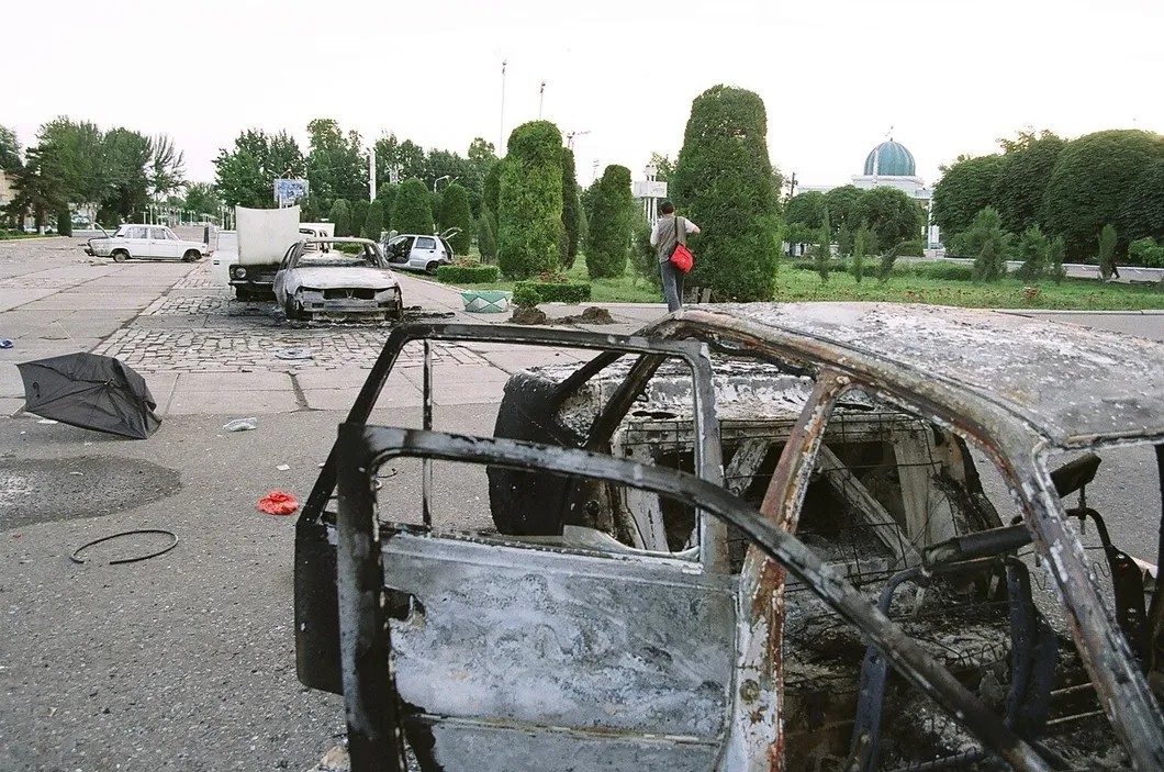 Сгоревшие автомобили на улицах Андижана после окончания боев, 2005 год. Фото: ИТАР-ТАСС/ Али Вали